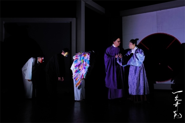 《一文奇冤》劇照。中國(guó)國(guó)家話劇院供圖