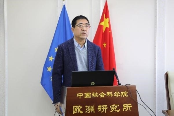 中國社會科學(xué)院歐洲研究所所長、《歐洲發(fā)展報告（2023～2024）》主編馮仲平研究員致辭。吳迪攝