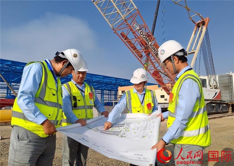 管理團(tuán)隊(duì)現(xiàn)場(chǎng)查看項(xiàng)目進(jìn)展。人民網(wǎng)記者 管克江攝