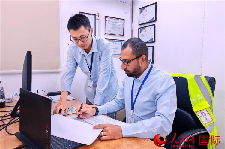 中外員工共同跟進(jìn)項(xiàng)目進(jìn)展。人民網(wǎng)記者 管克江攝