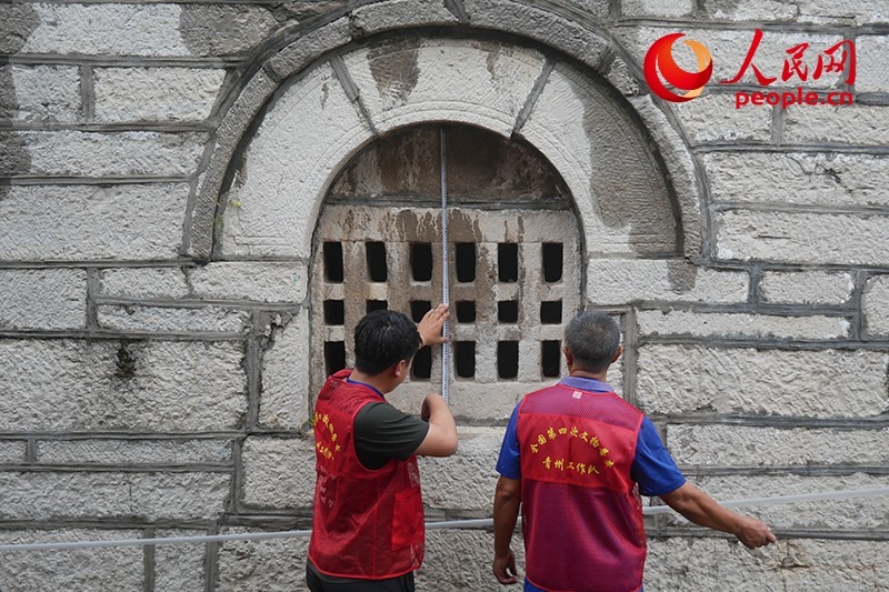 9月14日，山東青州，文物普查隊員正在實地調(diào)查。人民網(wǎng)記者 韋衍行攝