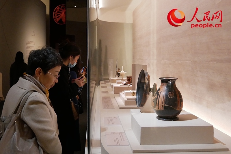 11月13日，觀眾正在國博參觀“美的多元——古希臘的藝術(shù)與生活”展。人民網(wǎng)記者 韋衍行攝