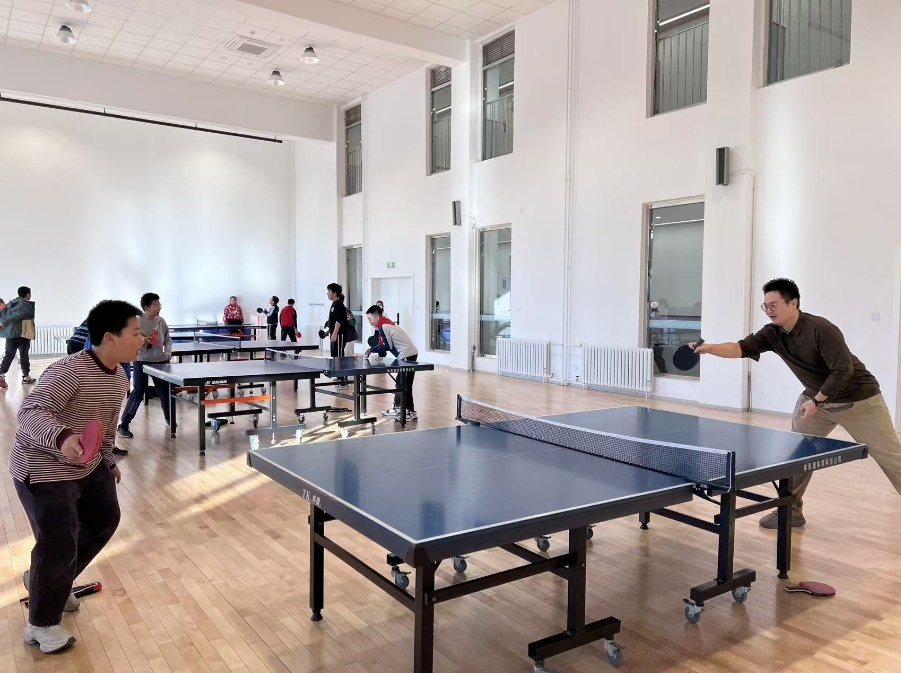 老師和學生在課間打乒乓球。人民網(wǎng) 白炅攝