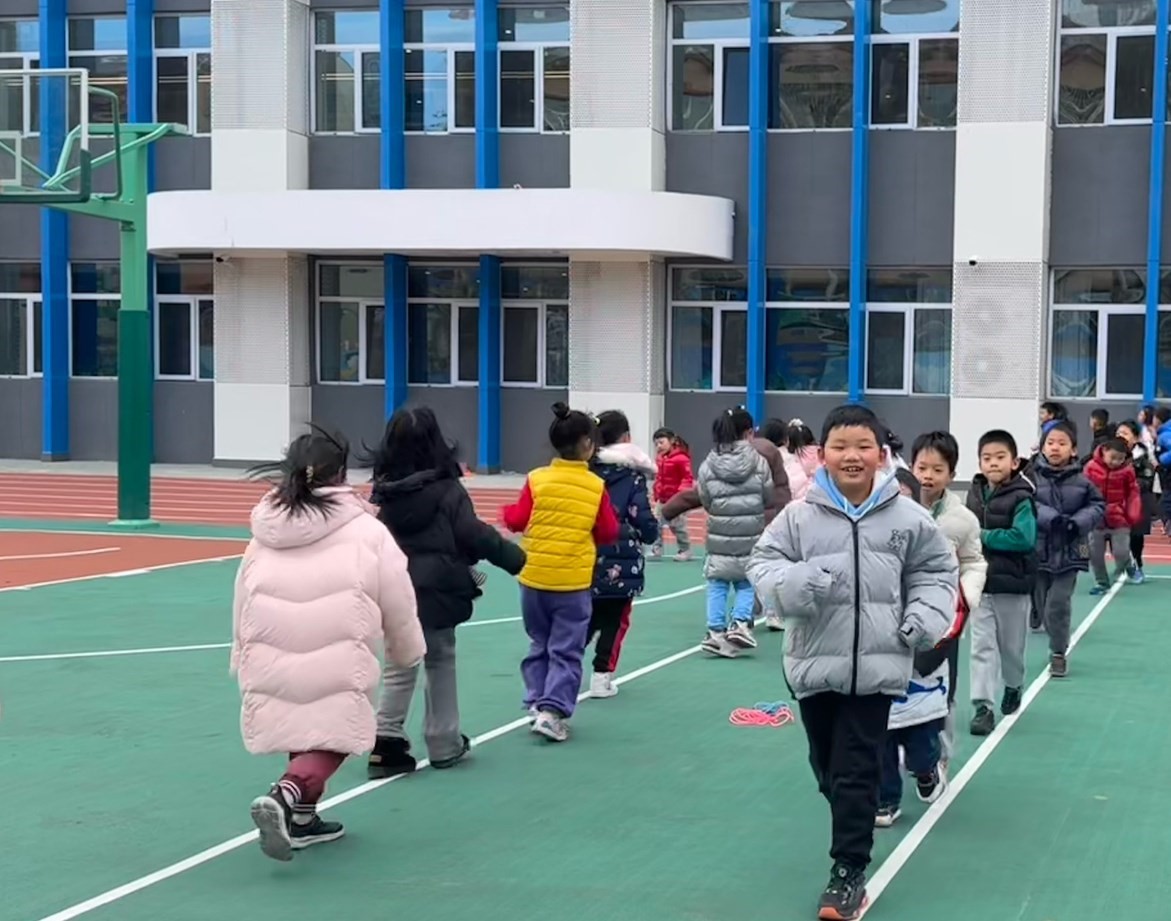 一年級的同學課間跑步 。學校供圖