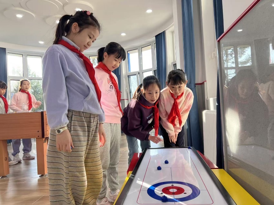 學生們在少先隊大廳進行課間活動。人民網(wǎng) 白炅攝