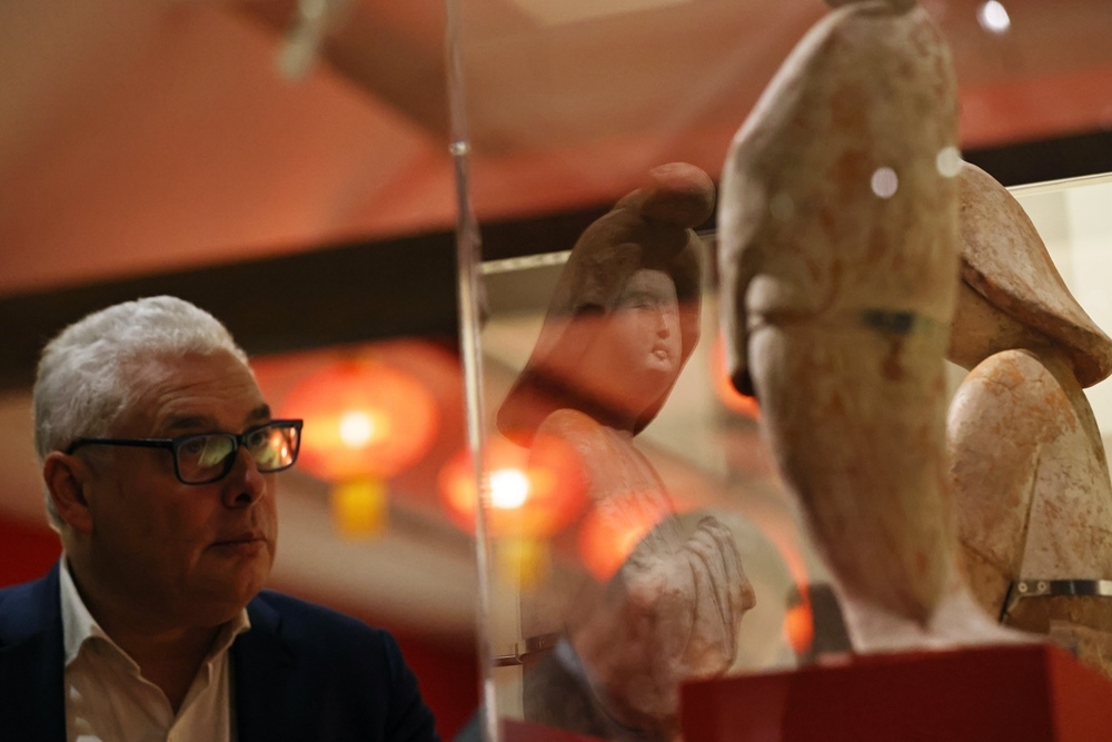 2024年11月18日，在位于法國巴黎的吉美國立亞洲藝術博物館，一名觀眾參觀“中國·唐——一個多元開放的朝代（7至10世紀）”展覽。新華社記者 高靜 攝