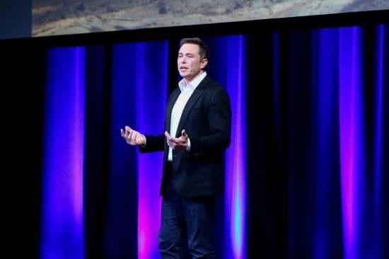  2017年9月29日，在澳大利亞阿德萊德，美國企業(yè)家埃隆·馬斯克在第68屆國際宇航大會(huì)閉幕式前做主旨演講。新華社發(fā)（閆寒?dāng)z）