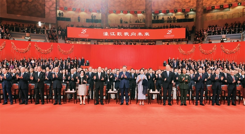 2024年12月19日晚，慶祝澳門回歸祖國25周年文藝晚會在澳門東亞運動會體育館舉行。中共中央總書記、國家主席、中央軍委主席習(xí)近平觀看演出。晚會最后，習(xí)近平同全場觀眾一起高唱《歌唱祖國》。 新華社記者 丁林/攝