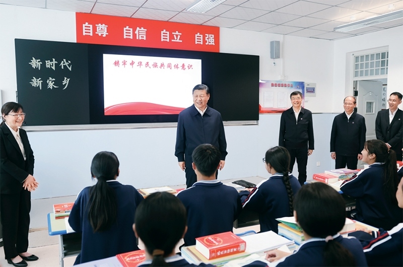 2024年6月18日至19日，中共中央總書記、國家主席、中央軍委主席習(xí)近平在青海考察。這是18日下午，習(xí)近平在果洛西寧民族中學(xué)高一（1）班觀摩“新時代、新家鄉(xiāng)”主題思政課。 新華社記者 鞠鵬/攝