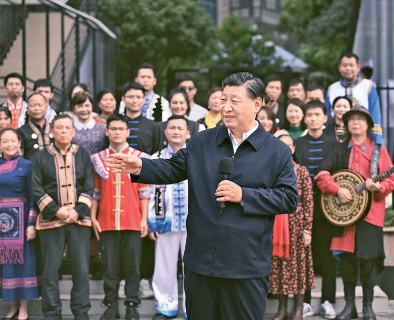 2023年12月14日至15日，中共中央總書記、國家主席、中央軍委主席習(xí)近平在廣西考察。這是14日上午，習(xí)近平在南寧市良慶區(qū)蟠龍社區(qū)考察時，同社區(qū)各族群眾親切交流。 新華社記者 燕雁/攝