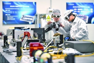 科研人員在中國(guó)科學(xué)院西安光學(xué)精密機(jī)械研究所阿秒科學(xué)與技術(shù)研究中心做實(shí)驗(yàn)。新華社發(fā)