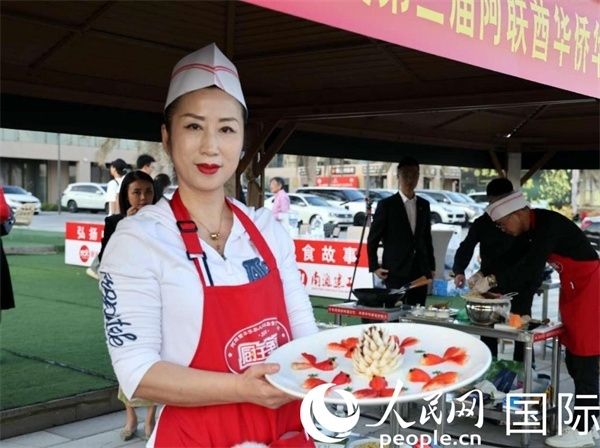 一名參賽選手展示冷盤(pán)“荷塘月色”。人民網(wǎng)記者 管克江攝