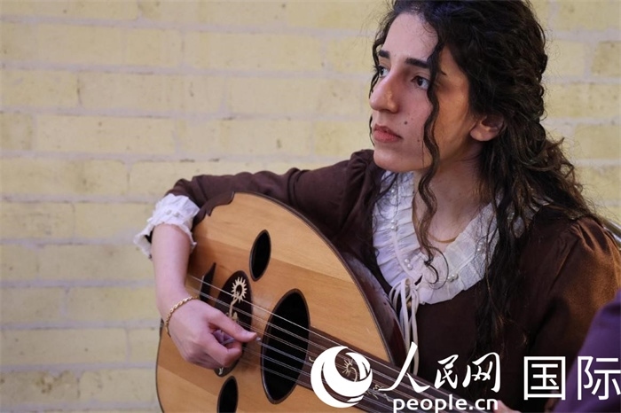 烏德琴女學(xué)員邁希恩。人民網(wǎng) 伊納斯·易卜拉欣攝