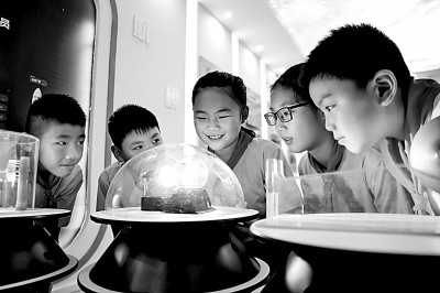 江西省南昌市青云客航天科創(chuàng)空間青少年科普館，孩子們在觀察光壓傳動試驗。鮑贛生攝/光明圖片