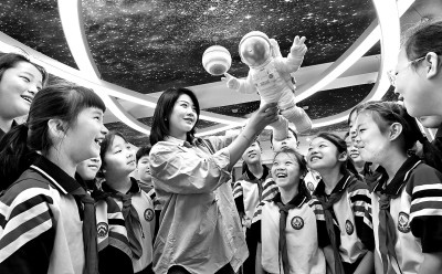 河北省邯鄲市邯山區(qū)實驗小學老師向學生們介紹航空航天知識。郝群英攝/光明圖片