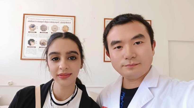 康復(fù)后的阿斯瑪與中國(guó)醫(yī)生梁敏。中國(guó)援阿爾及利亞醫(yī)療隊(duì)供圖