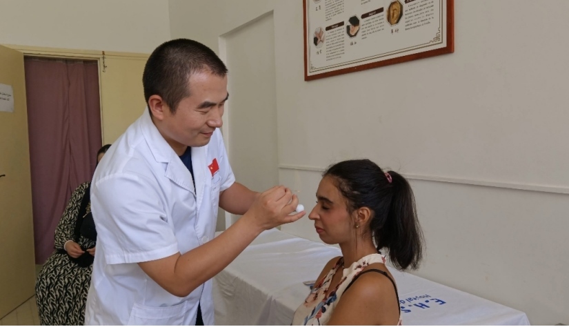 中國(guó)醫(yī)生為患者針灸治療。中國(guó)援阿爾及利亞醫(yī)療隊(duì)供圖