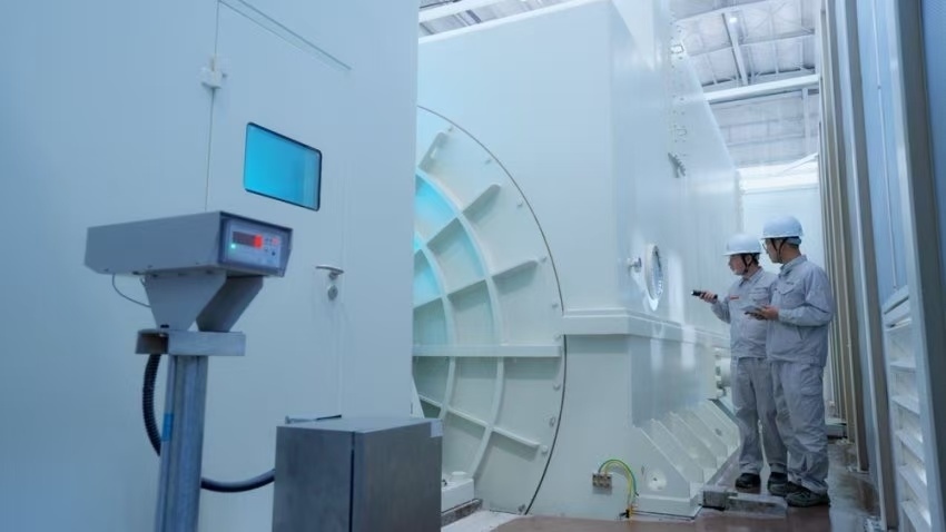 工作人員檢查300兆瓦壓氣儲(chǔ)能示范工程發(fā)電機(jī)。受訪者供圖