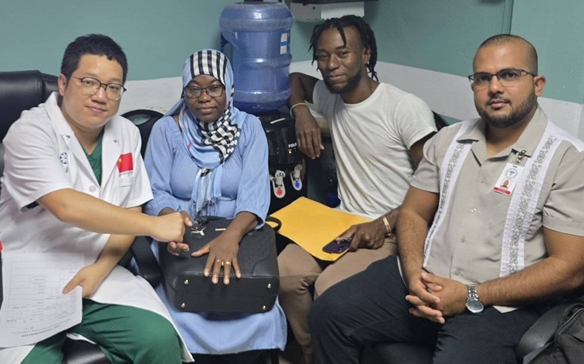 第20期中國援圭亞那醫(yī)療隊(duì)成員與患者及其家屬合影。第20期中國援圭亞那醫(yī)療隊(duì)供圖