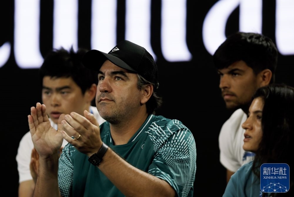 ↑鄭欽文的教練丹特·博蒂尼（中）在場邊觀賽。新華社記者 馬平 攝