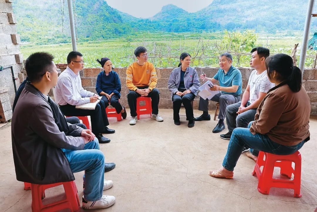 △法學(xué)會(huì)法律咨詢專家等入戶走訪、調(diào)解糾紛。