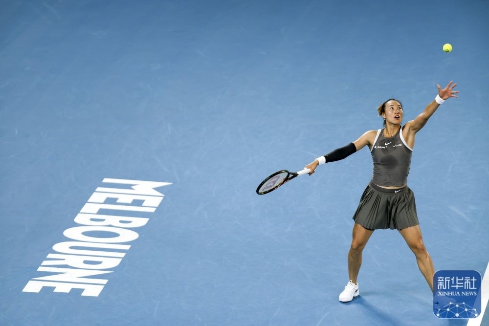 ↑鄭欽文在比賽中發(fā)球。新華社記者 馬平 攝