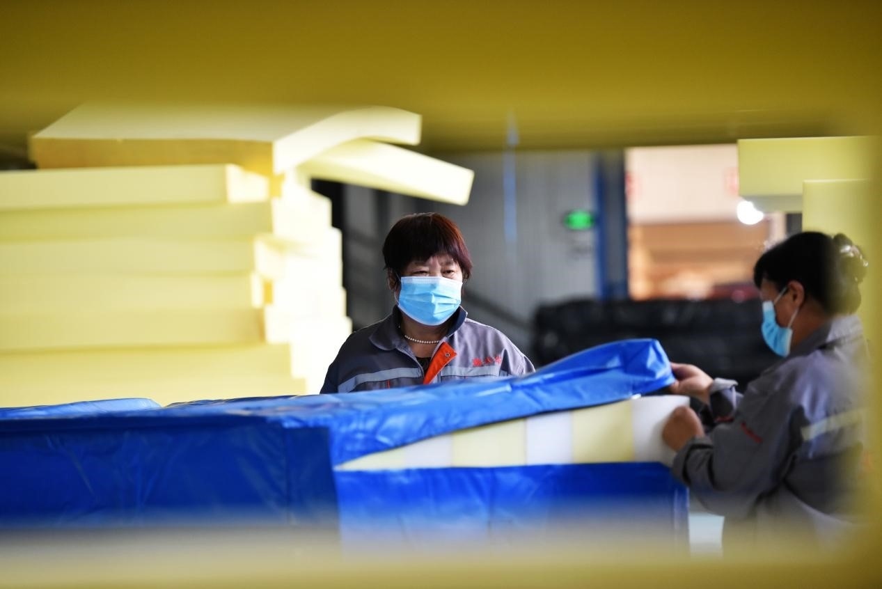 定州市某公司生產(chǎn)的短道速滑防護(hù)墊、速度滑冰防護(hù)墊、雪上防護(hù)墊等產(chǎn)品。白永民攝