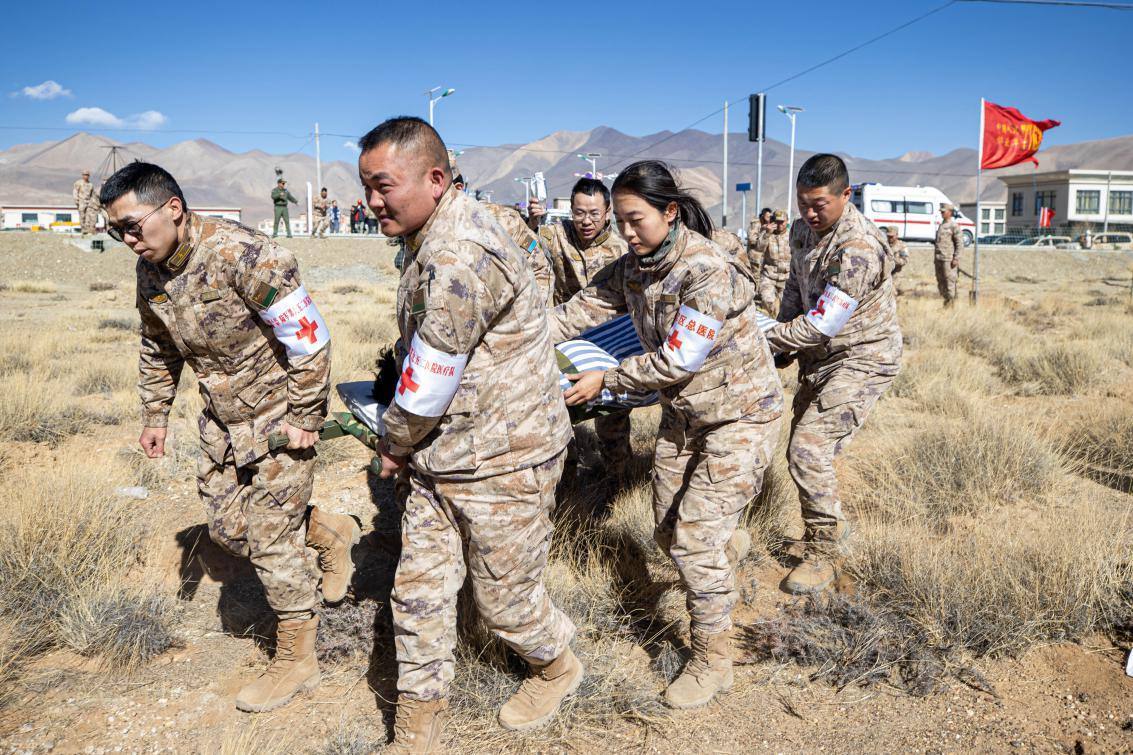 1月9日，日喀則定日縣長(zhǎng)所鄉(xiāng)，西藏軍區(qū)總醫(yī)院醫(yī)療隊(duì)隊(duì)員將受傷村民用擔(dān)架從救護(hù)車準(zhǔn)備抬上直升機(jī)，轉(zhuǎn)運(yùn)至拉薩的西藏軍區(qū)總醫(yī)院救治。人民日?qǐng)?bào)記者張武軍攝