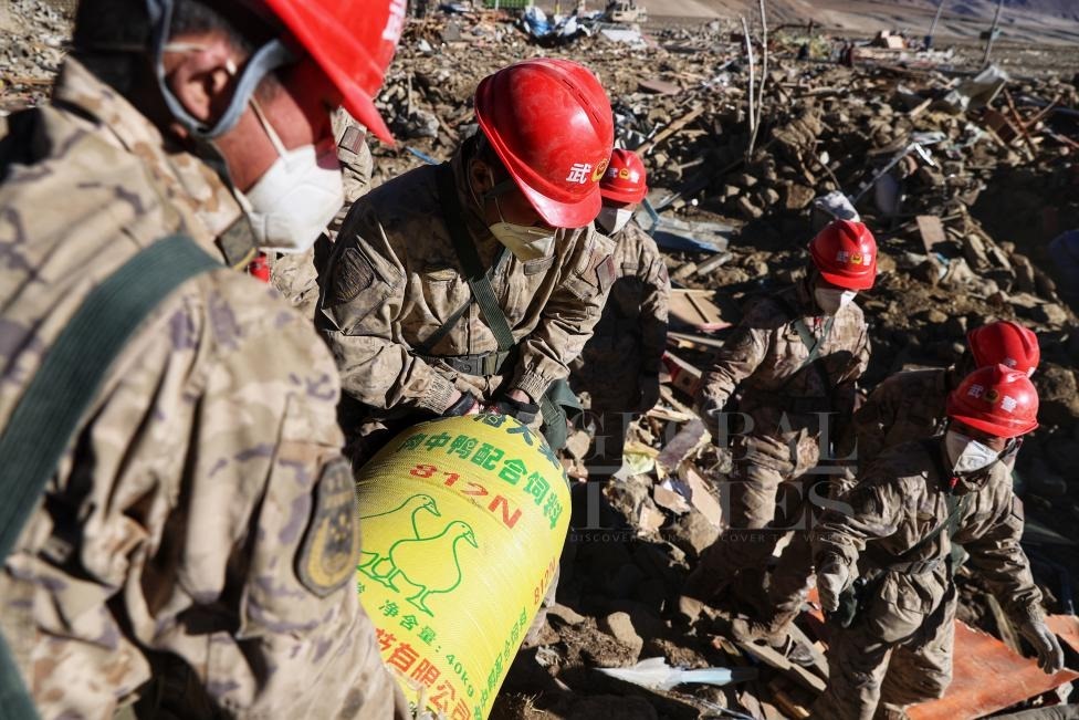 1月10日，定日縣長(zhǎng)所鄉(xiāng)古榮村，武警官兵幫助受災(zāi)群眾整理廢墟，搶救被掩埋的物資。環(huán)球時(shí)報(bào)記者崔萌攝