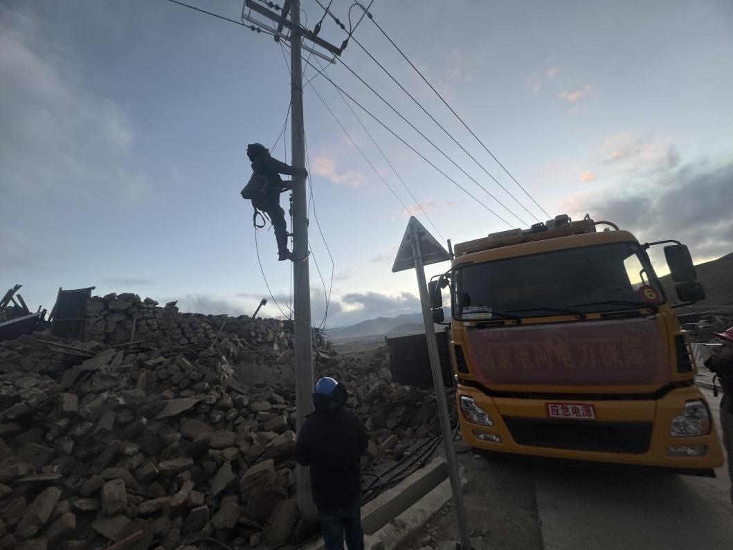 1月10日，定日縣長(zhǎng)所鄉(xiāng)，國(guó)家電網(wǎng)西藏電力員工正在搶修災(zāi)區(qū)受損線路。人民日?qǐng)?bào)記者宋豪新攝