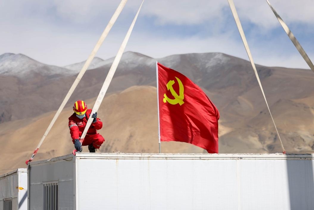 1月13日，定日縣長(zhǎng)所鄉(xiāng)嘎布村安置點(diǎn)，中國(guó)安能三局成都基地支援震區(qū)的黨員突擊隊(duì)隊(duì)員在搭建活動(dòng)板房。人民日?qǐng)?bào)記者張武軍攝