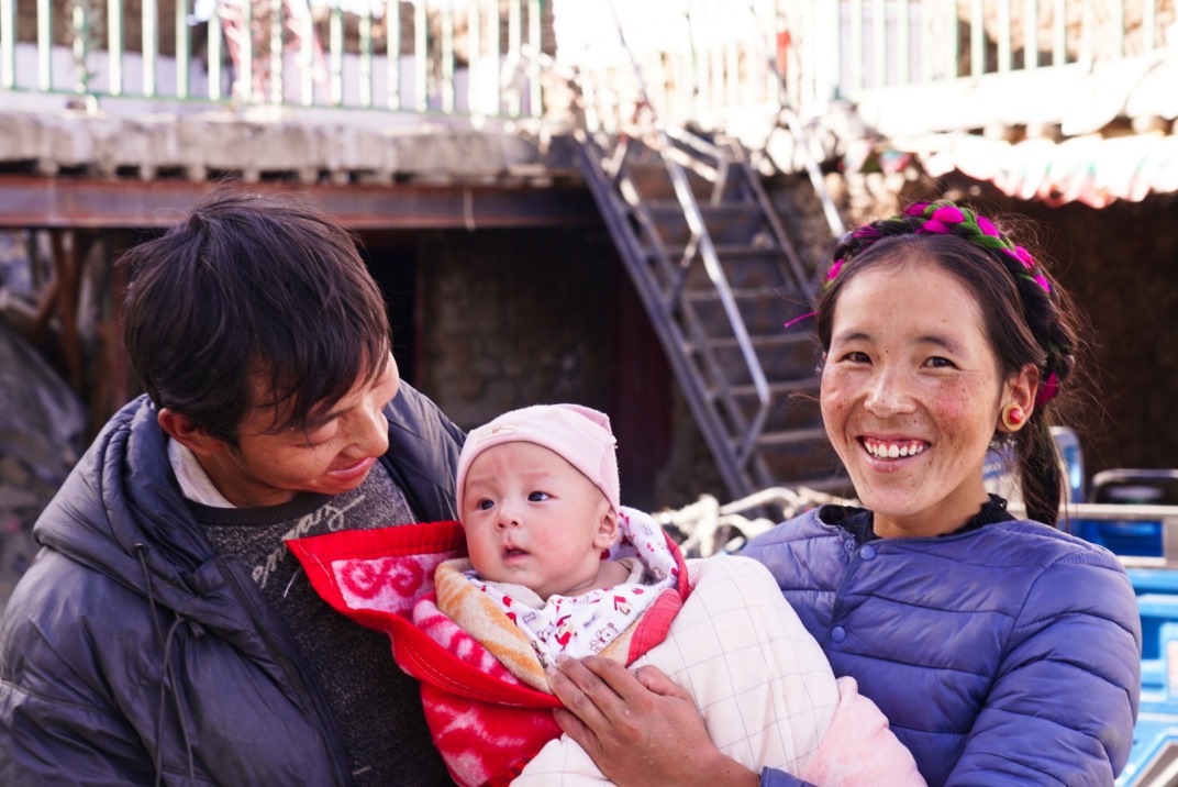 1月11日，在西藏日喀則市人民醫(yī)院，受災(zāi)群眾抱著自己在地震中受傷的孩子康復(fù)出院。人民日?qǐng)?bào)記者徐馭堯攝