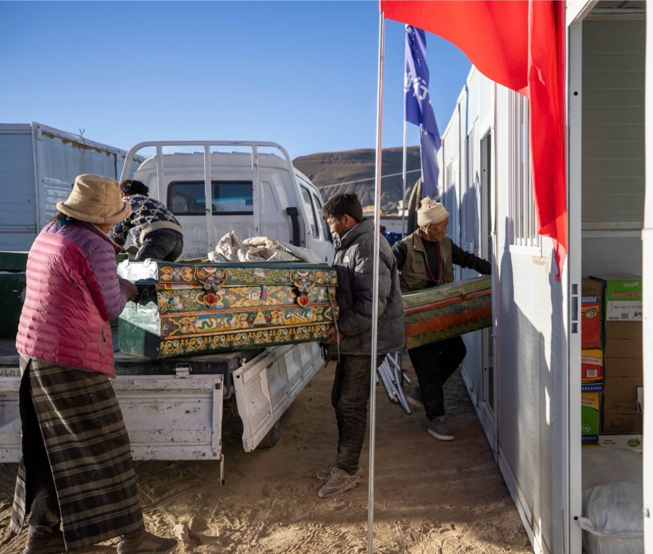 1月11日，西藏定日縣曲洛鄉(xiāng)措昂村，首批入住活動(dòng)板房的村民正在搬運(yùn)物品，為入住做準(zhǔn)備。人民日?qǐng)?bào)記者張武軍攝