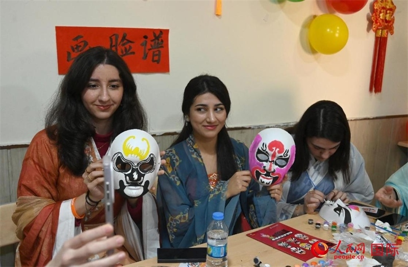 畫臉譜。人民網(wǎng)伊納斯·易卜拉欣攝