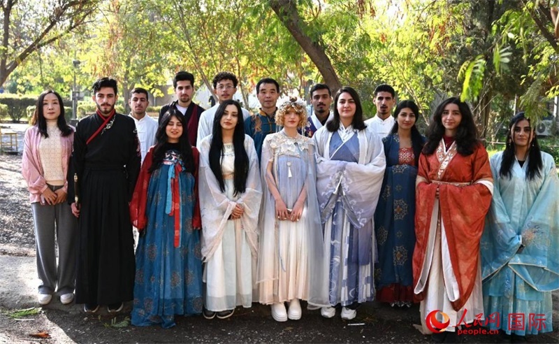 部分參加活動的師生合影。人民網(wǎng)伊納斯·易卜拉欣攝