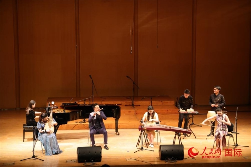 來自云南藝術(shù)學(xué)院的音樂家在演奏《金蛇狂舞》。人民網(wǎng)記者 楊一攝