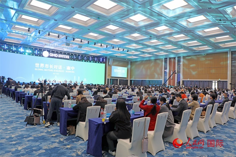這是1月16日在南寧國際會展中心拍攝的“世界市長對話·南寧”活動現(xiàn)場。人民網(wǎng)記者 趙益普攝