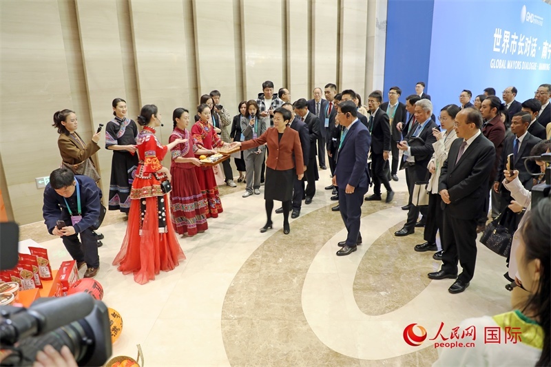 東盟國家市長聽取南寧特色茉莉花茶的講解。人民網(wǎng)記者 趙益普攝