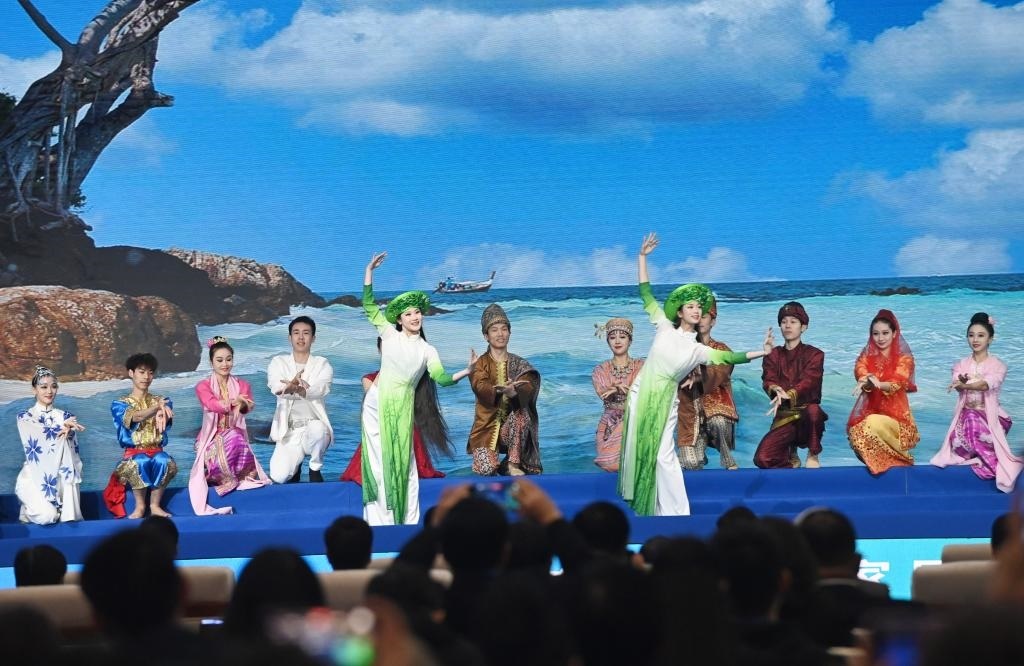 這是1月16日，在南寧國際會(huì)展中心，演員在“世界市長對(duì)話·南寧”活動(dòng)間隙表演節(jié)目。新華社記者 陸波岸 攝