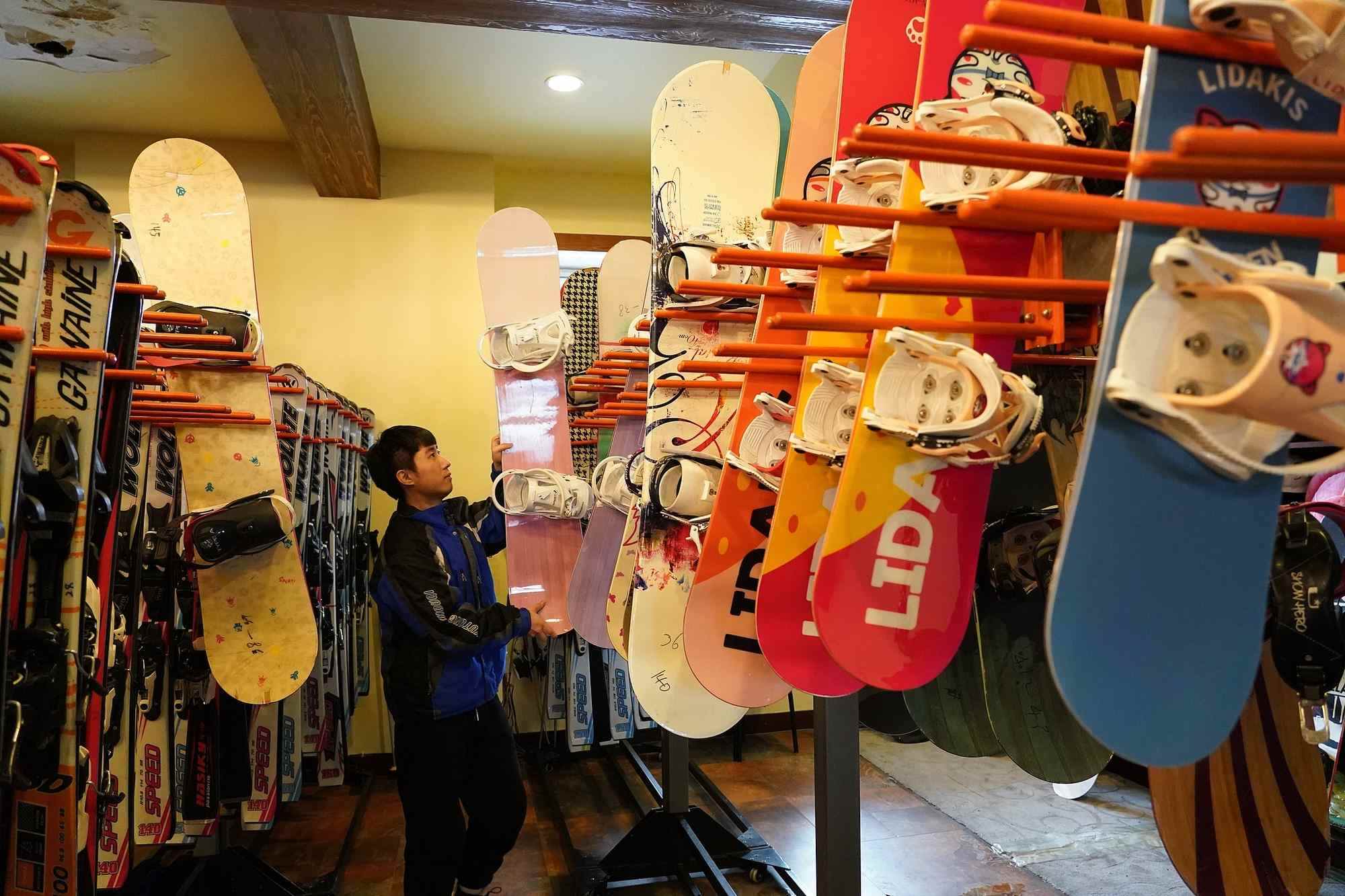 海拉爾滑雪場(chǎng)，工作人員在整理雪具