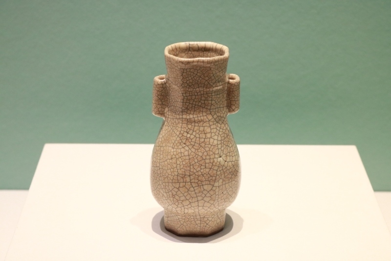 圖為故宮博物院藏宋代哥窯米黃釉貫耳瓶。