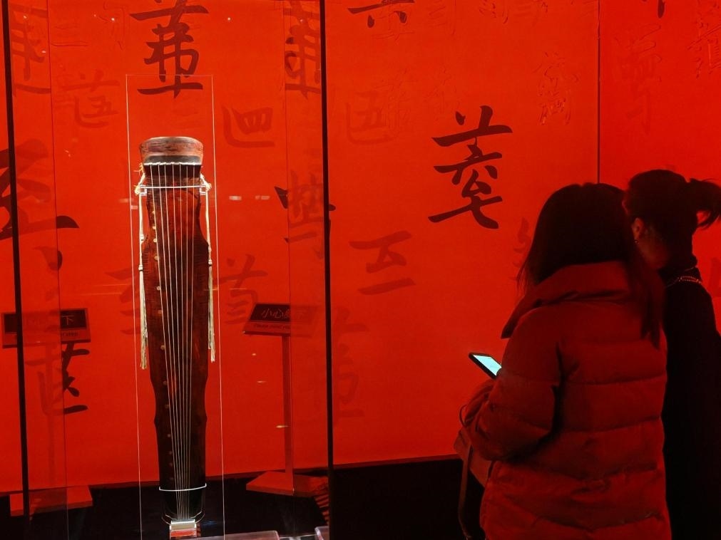 近日，在浙江省博物館之江館區(qū)，故宮博物館收藏的唐“大圣遺音”琴在“‘故宮·茶世界’觀茶——茶文化精品展”展出。新華社記者 馮源 攝