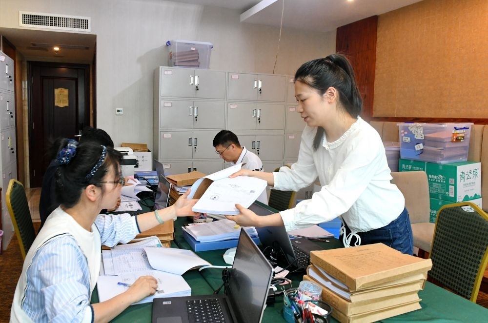 福州市委巡察機構(gòu)對全市法院系統(tǒng)開展提級聯(lián)動交叉巡察。在永泰縣駐地，巡察組工作人員查看財務(wù)憑證（2024年5月21日攝）。新華社記者 林善傳 攝