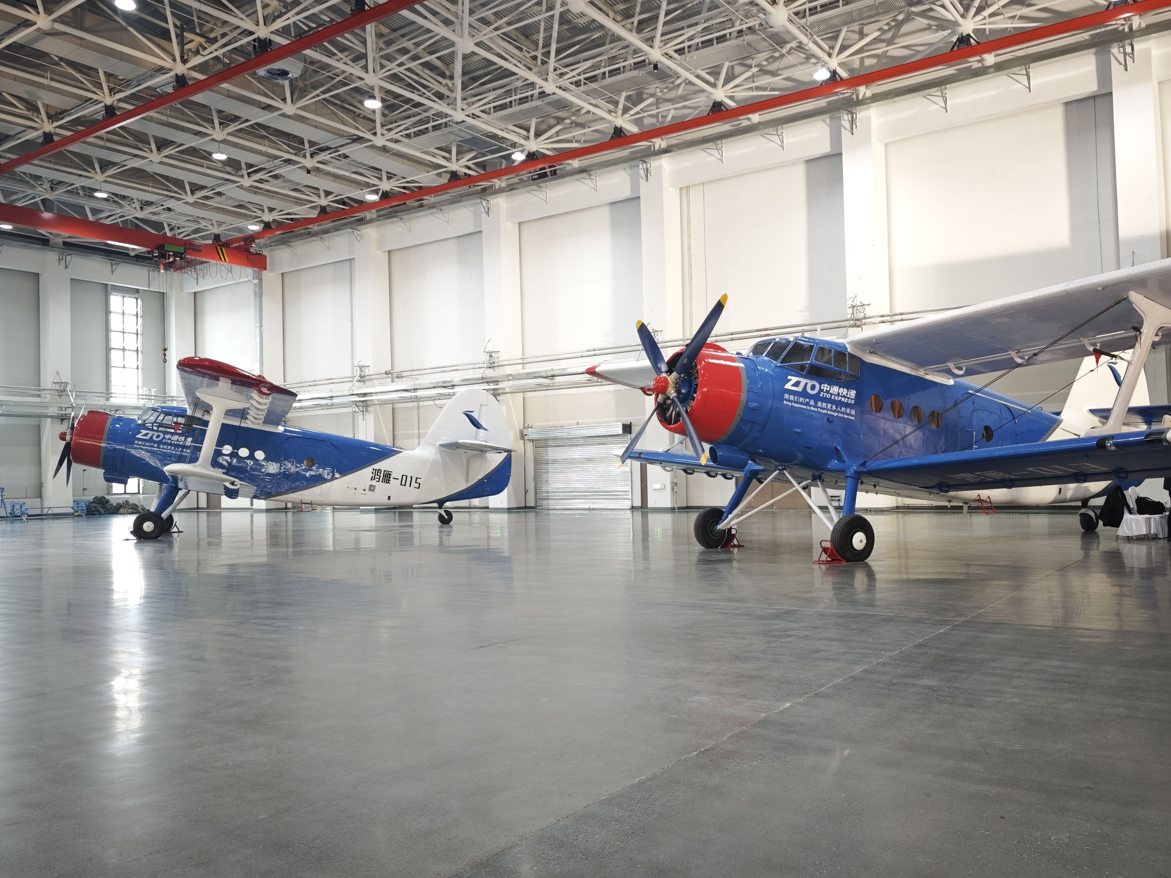 1月20日，停放在交付現(xiàn)場的大型無人機(jī)鴻雁（HY100）。新華社記者 茍立鋒 攝