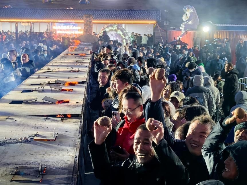 烏蘭哈達(dá)火山腳下“千人烤土豆”。人民網(wǎng)記者 苗陽攝