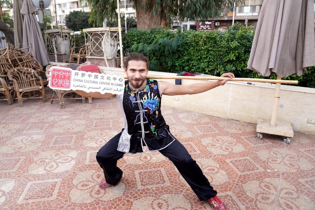 埃及民眾參與中國(guó)文化體驗(yàn)活動(dòng)。開羅中國(guó)文化中心供圖