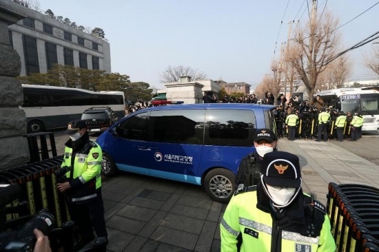  1月21日，尹錫悅乘坐的車輛進(jìn)入韓國(guó)首爾的憲法法院。新華社記者姚琪琳攝