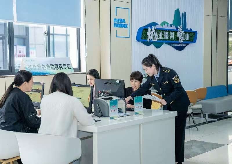 工作人員指導企業(yè)一次性完成信息填報。圖片來源：浙江衢州市市場監(jiān)督管理局