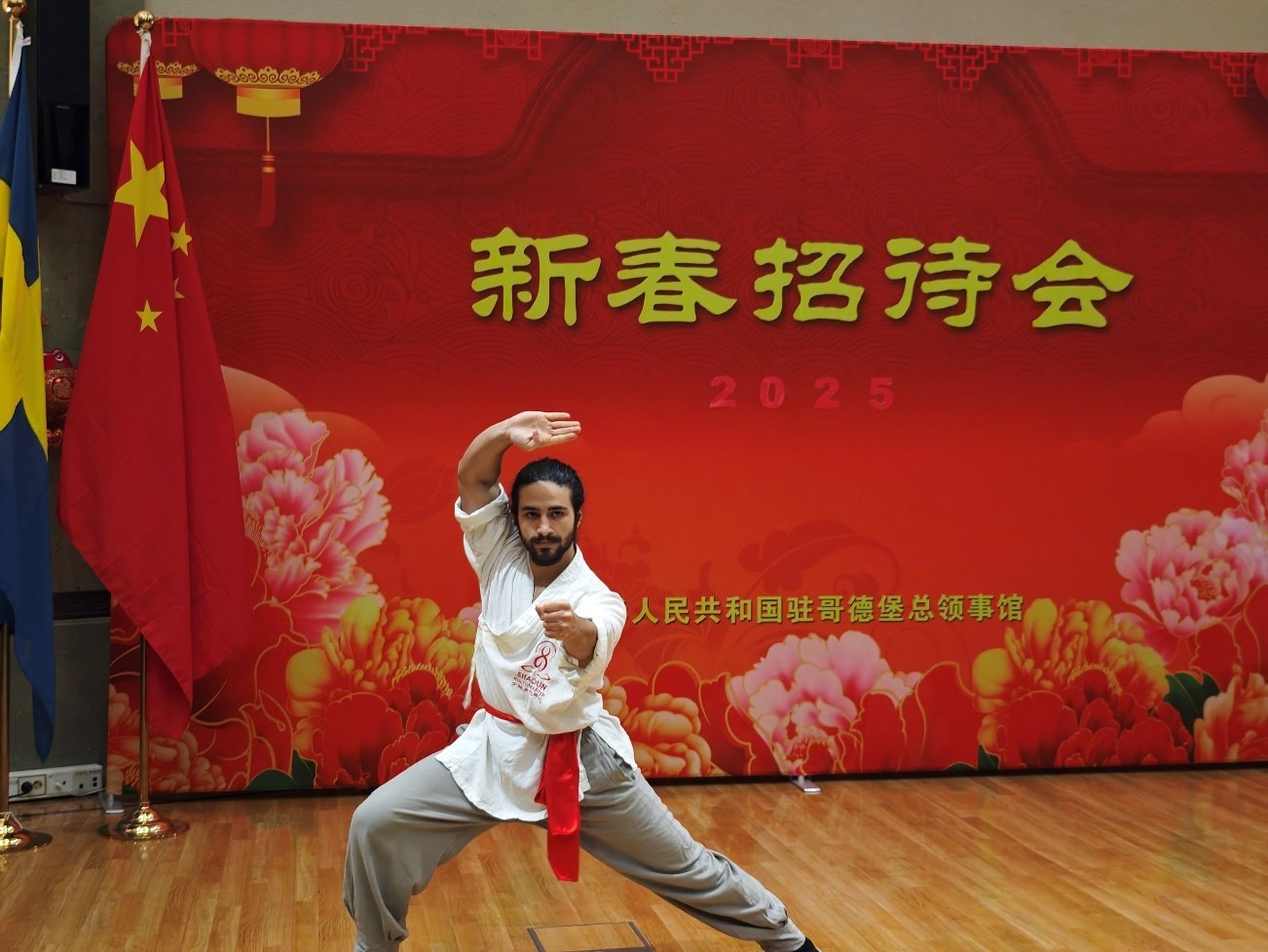 當(dāng)?shù)匚湫g(shù)愛好者的表演。中國駐哥德堡總領(lǐng)館供圖