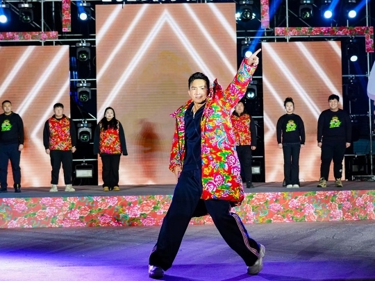 健身教練劉畊宏耐心帶領(lǐng)現(xiàn)場以及線上的朋友們進(jìn)行熱身。人民網(wǎng)記者 許維娜攝